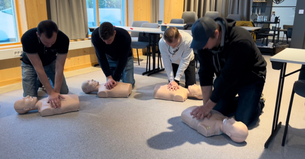 Brandfasts kursdeltagare ger bröstkompressioner